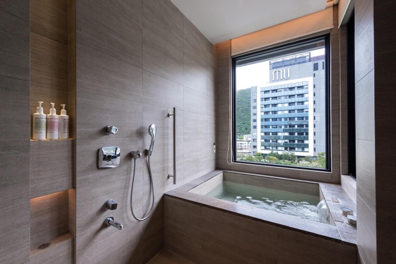 Mu Jiaoxi Hotel Zewnętrze zdjęcie A modern Japanese-style bathroom with a deep bathtub
