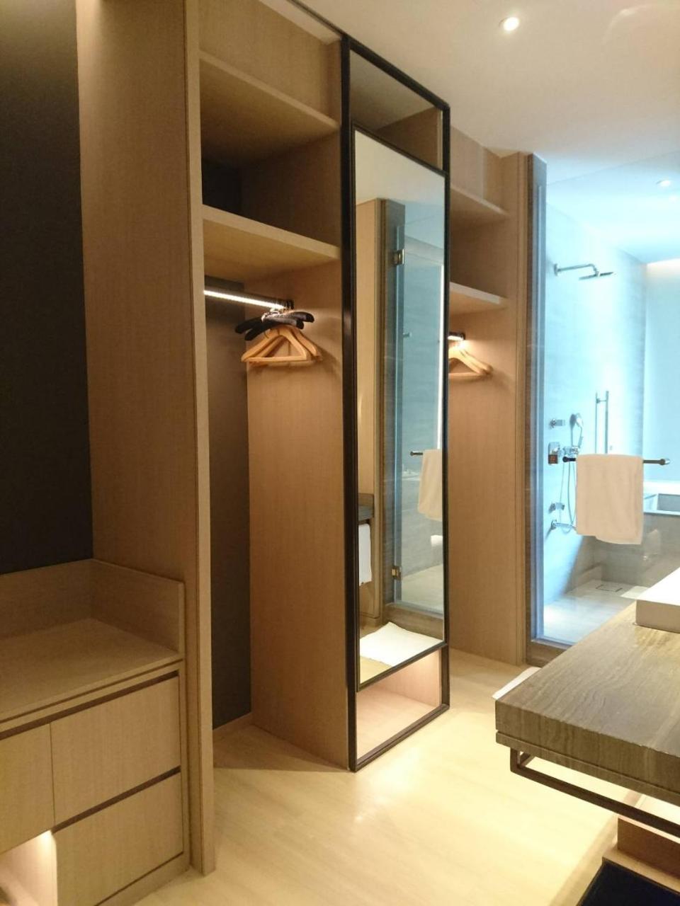 Mu Jiaoxi Hotel Zewnętrze zdjęcie A walk-in wardrobe