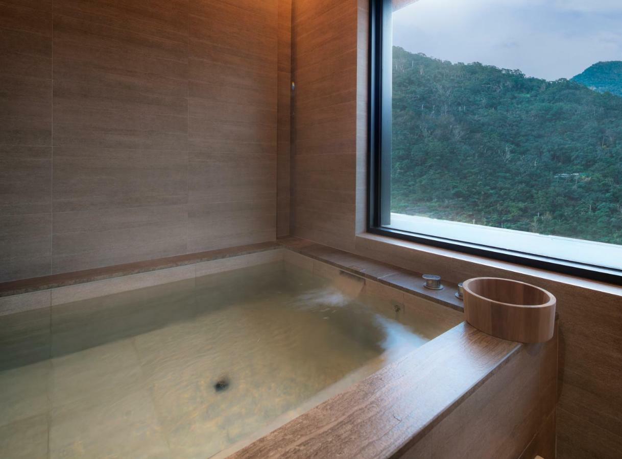 Mu Jiaoxi Hotel Zewnętrze zdjęcie A modern Japanese bathtub